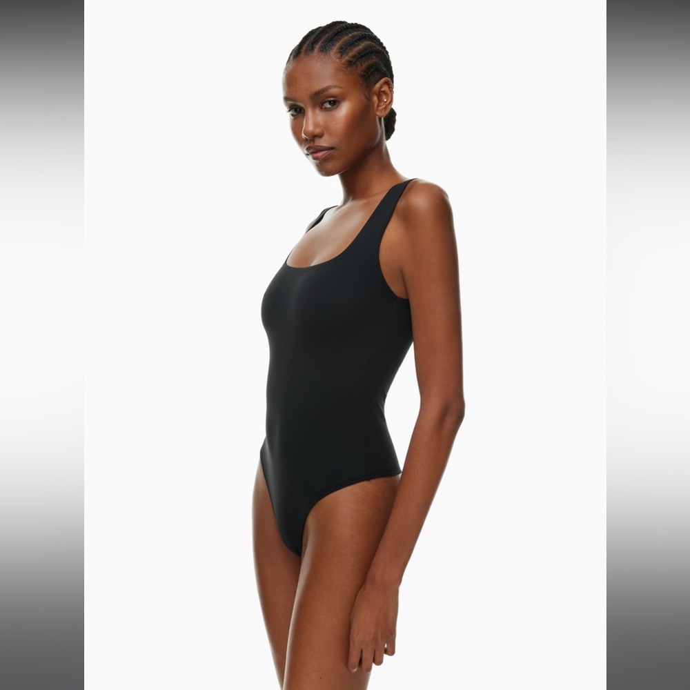 Aritzia Babaton Contour Bodysuit in Black, size Medium